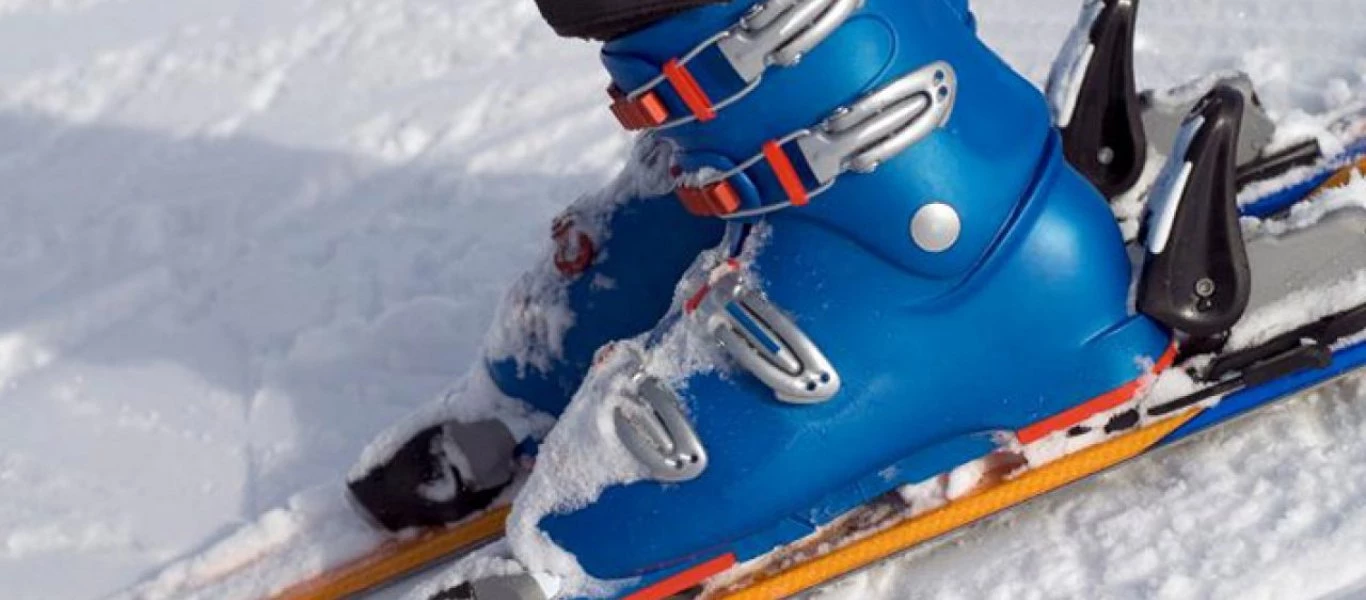 Ρωσία: Σκιέρ κάνει βόλτα στους χιονισμένους δρόμους (βίντεο)